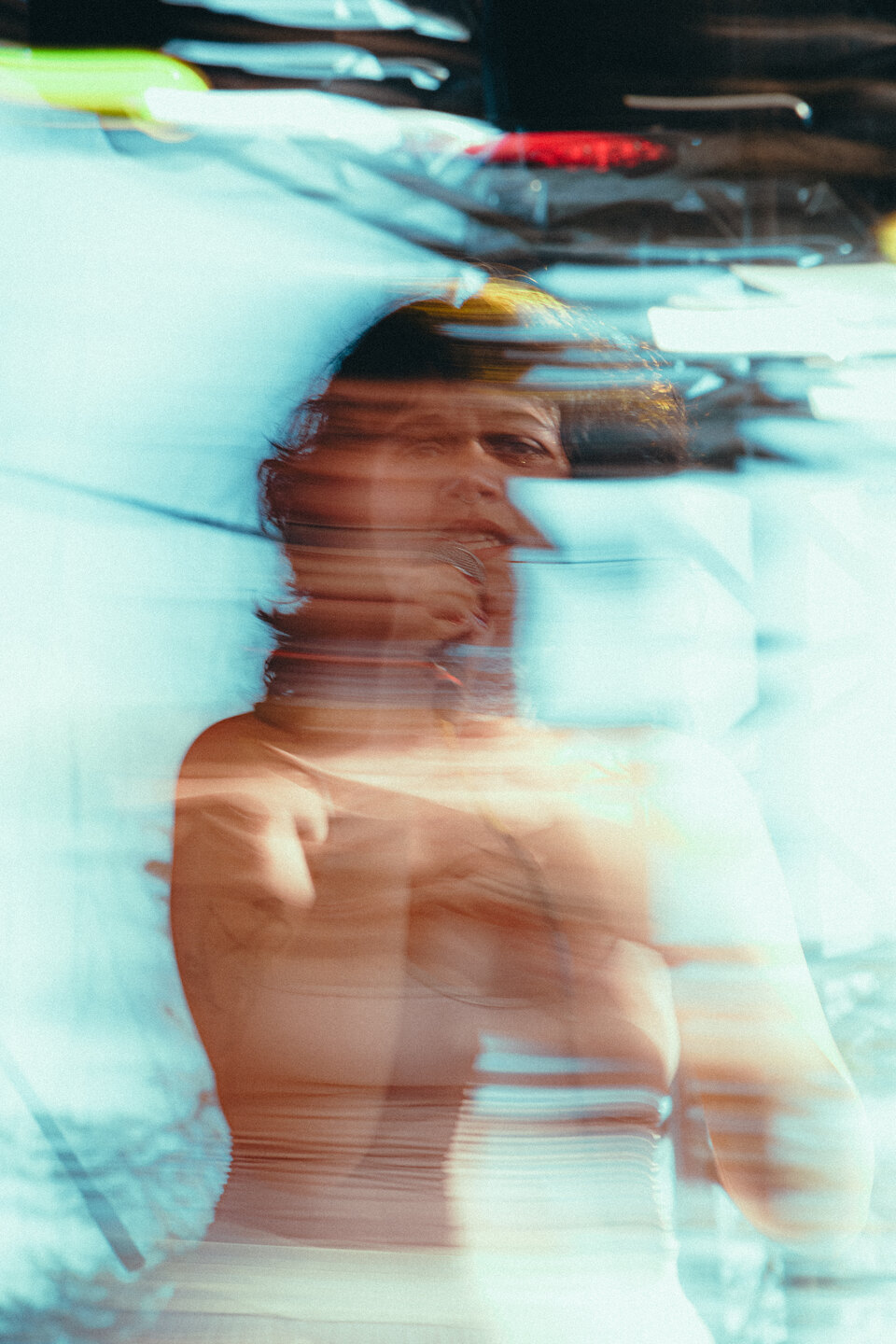Retrato em movimento de BRUNÊ, borrado, em tons de azul e pele