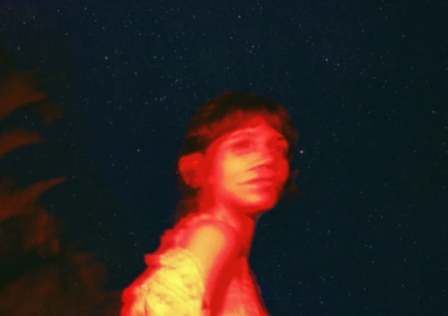 BRUNÊ sob um céu estrelado, em vermelho.